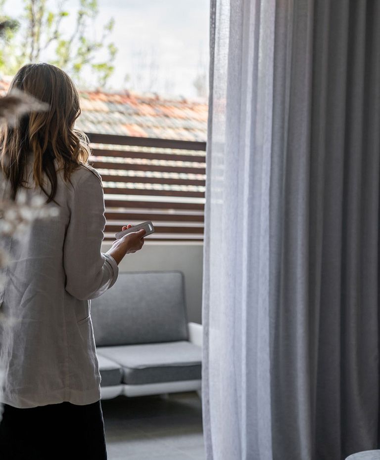 Hunting for George apartment motorisation curtains holding remote resized